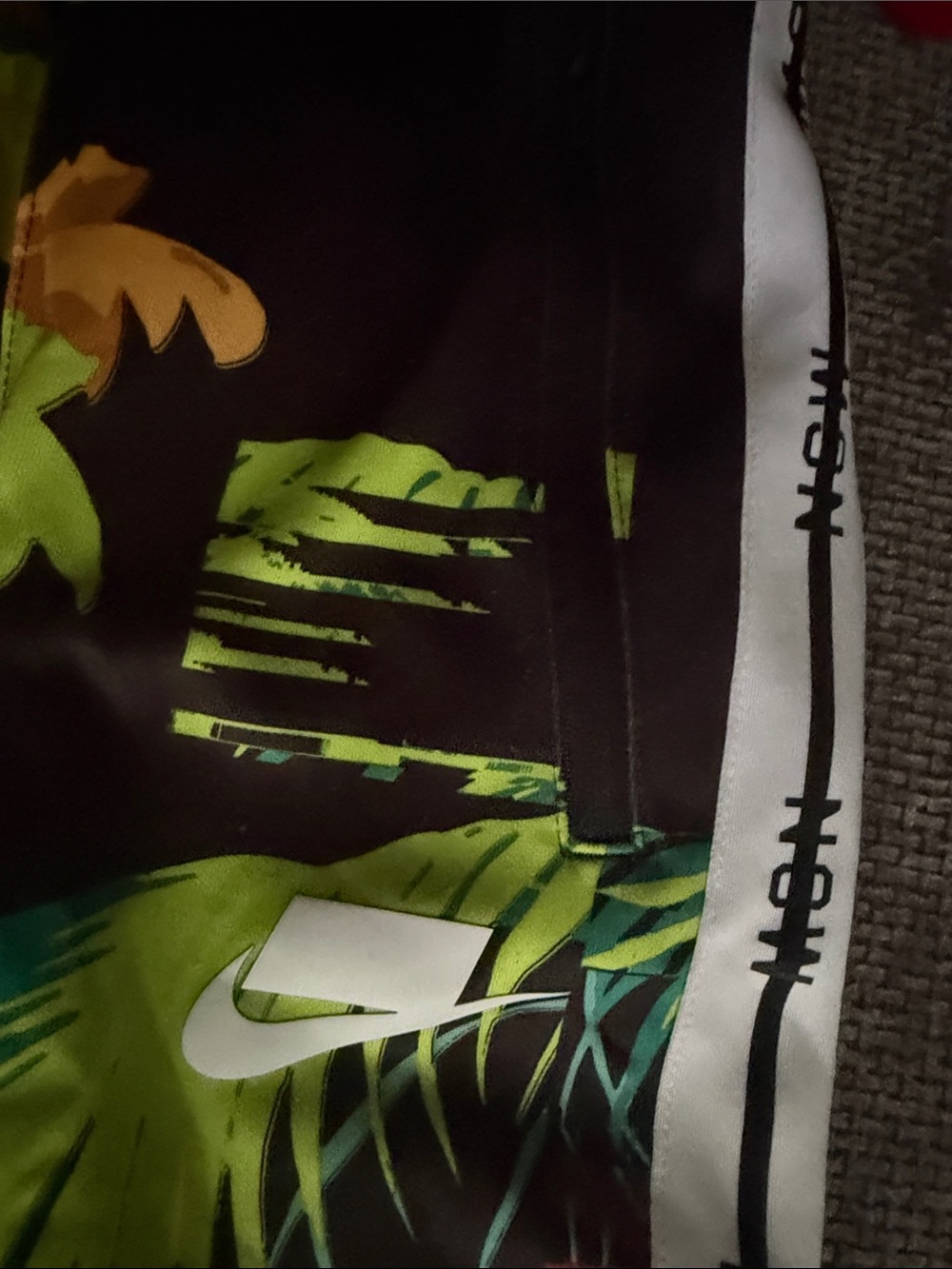 Nike Limited Edition Floral 2 piece Track Suit rare - Picture 3 of 4